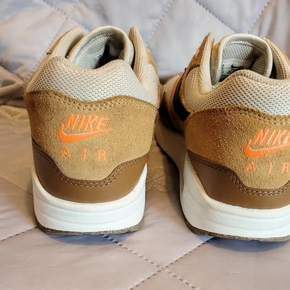 Nike Air Max 1 Essential in the "British Tan", And Bone colorway. Mens Size 10 - Picture 4 of 5